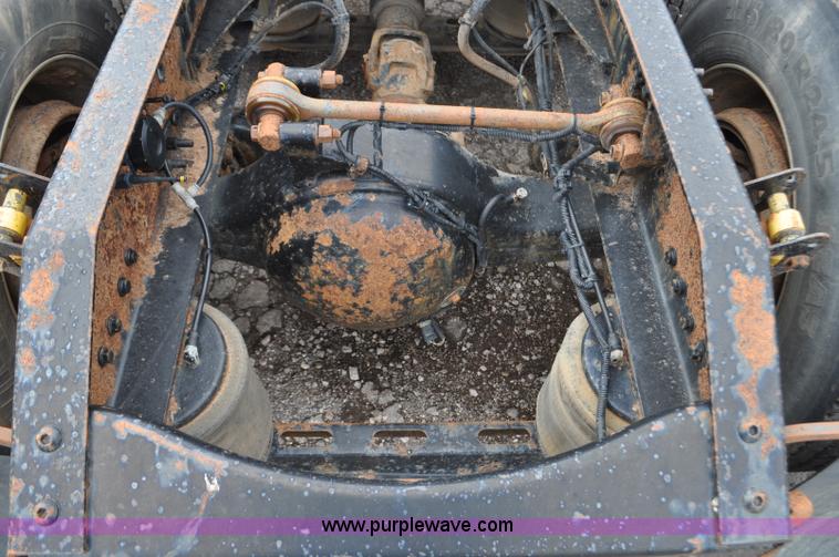 image for item F2037 2000 Volvo VNL semi truck