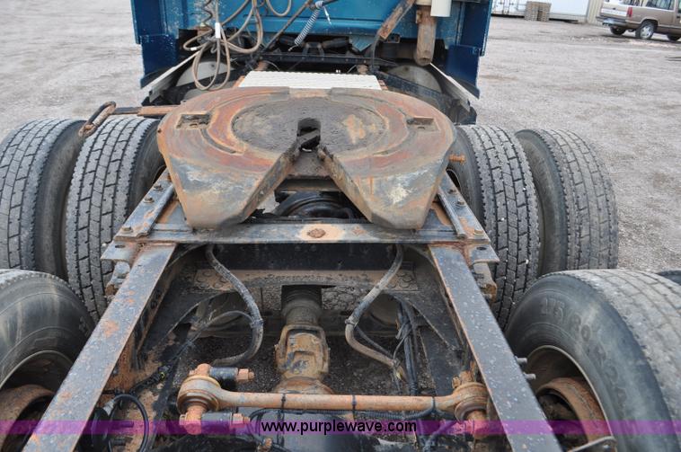 image for item F2037 2000 Volvo VNL semi truck