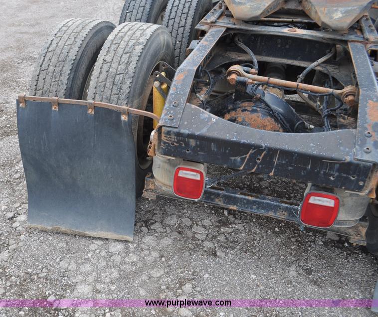 image for item F2037 2000 Volvo VNL semi truck