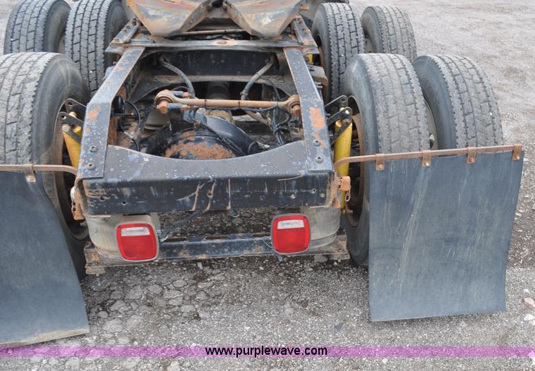 image for item F2037 2000 Volvo VNL semi truck