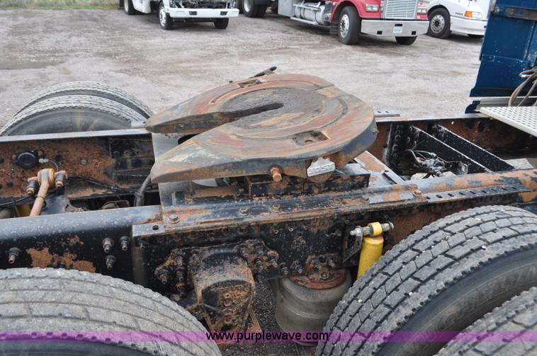 image for item F2037 2000 Volvo VNL semi truck