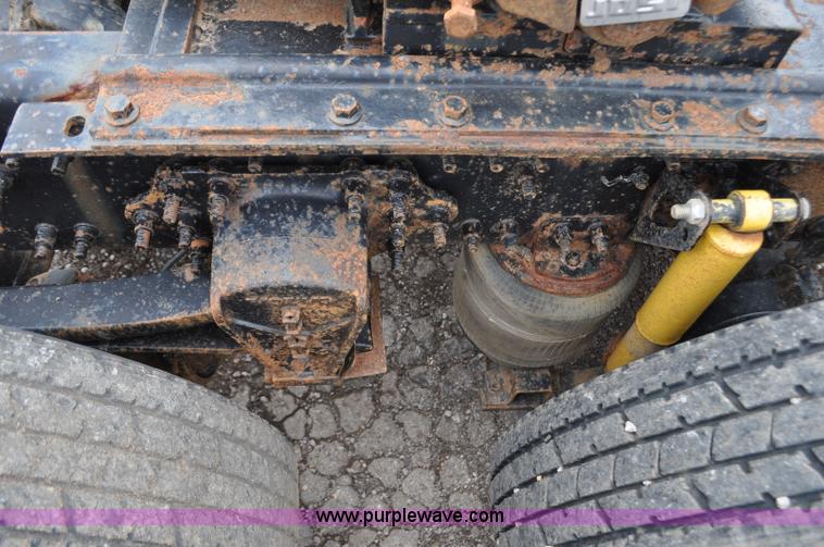 image for item F2037 2000 Volvo VNL semi truck