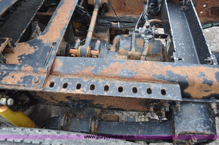 image for item F2037 2000 Volvo VNL semi truck