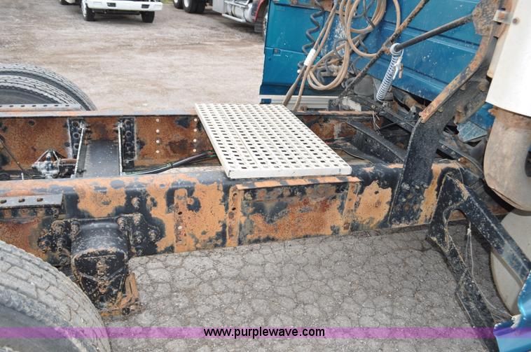 image for item F2037 2000 Volvo VNL semi truck