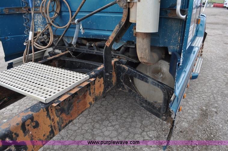 image for item F2037 2000 Volvo VNL semi truck