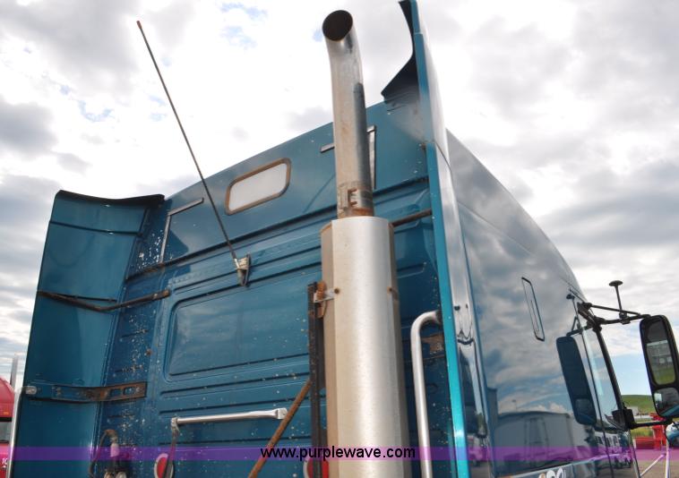 image for item F2037 2000 Volvo VNL semi truck