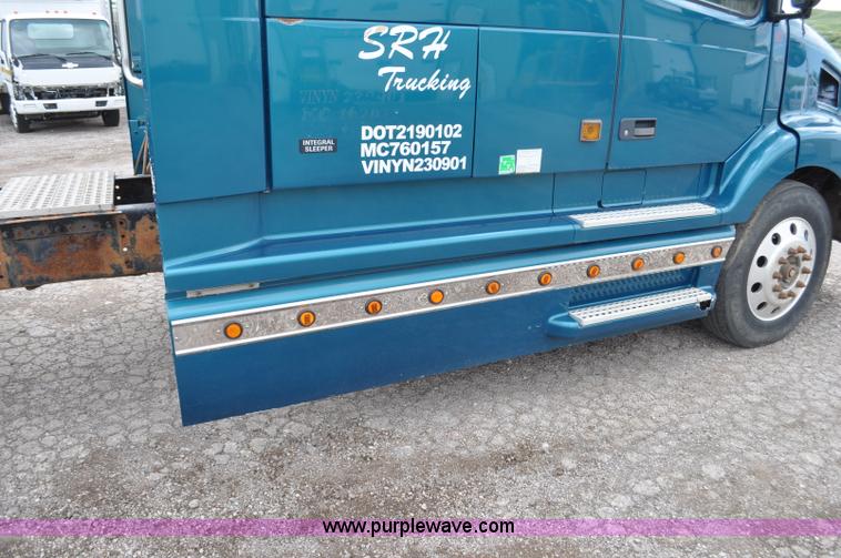 image for item F2037 2000 Volvo VNL semi truck