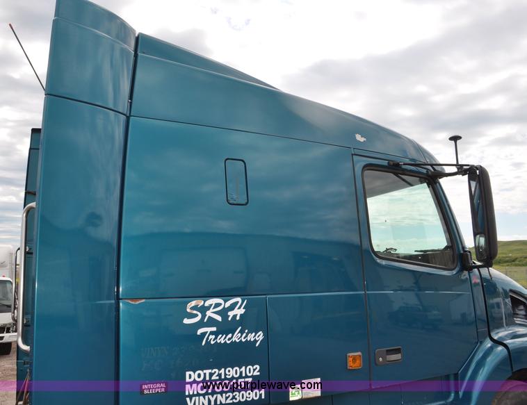 image for item F2037 2000 Volvo VNL semi truck