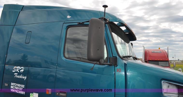 image for item F2037 2000 Volvo VNL semi truck