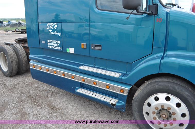 image for item F2037 2000 Volvo VNL semi truck