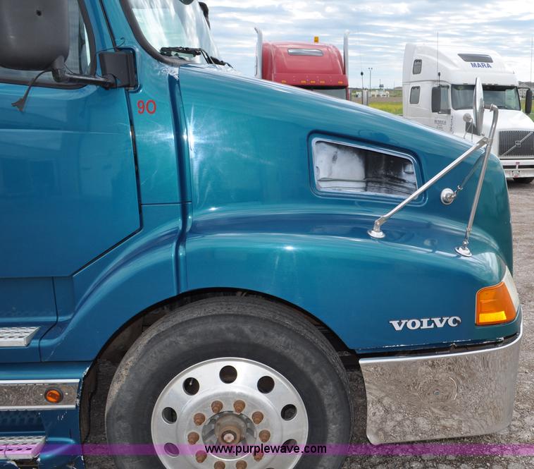 image for item F2037 2000 Volvo VNL semi truck