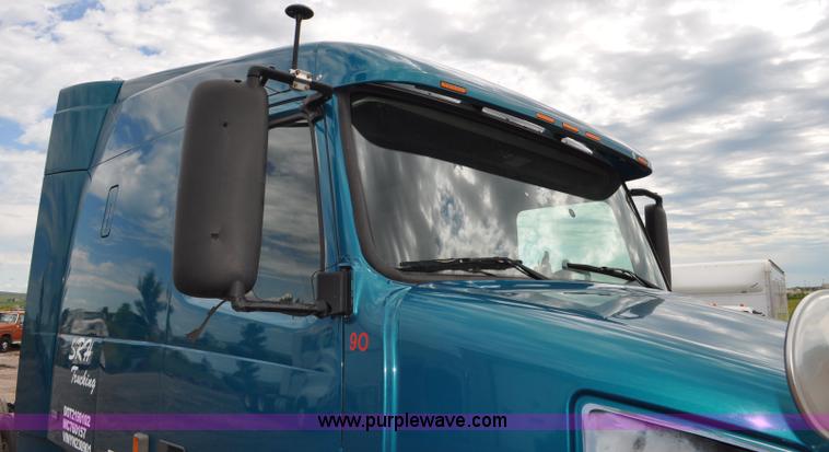 image for item F2037 2000 Volvo VNL semi truck