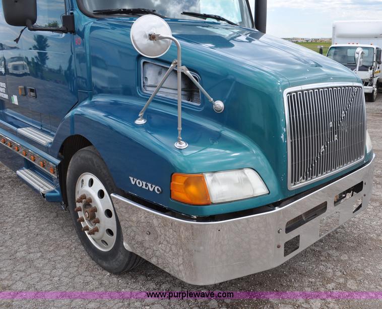 image for item F2037 2000 Volvo VNL semi truck