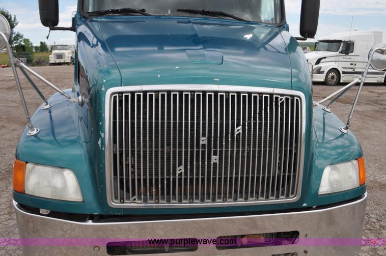 image for item F2037 2000 Volvo VNL semi truck