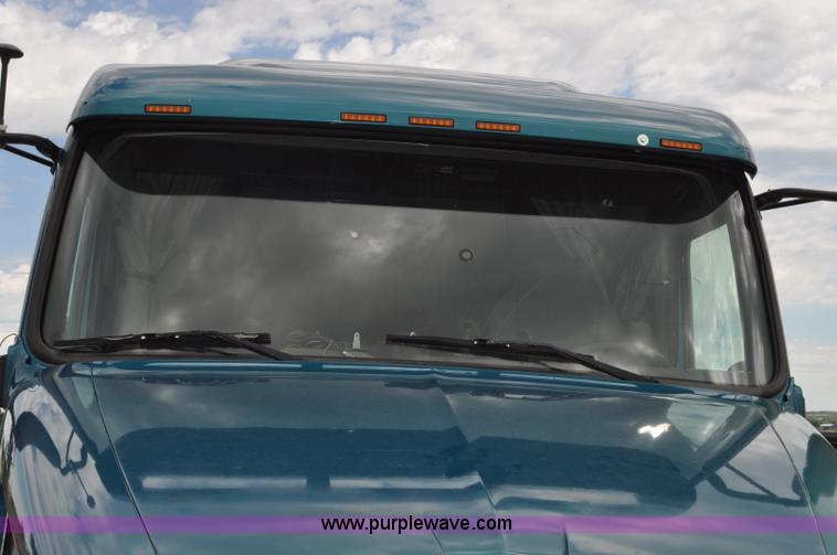 image for item F2037 2000 Volvo VNL semi truck