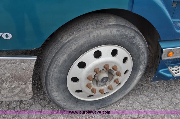 image for item F2037 2000 Volvo VNL semi truck