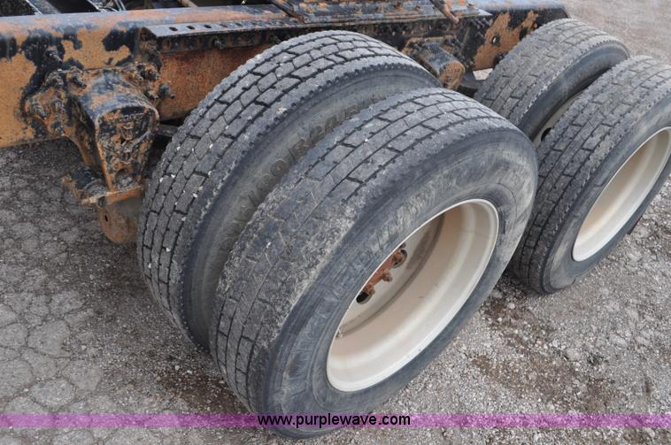 image for item F2037 2000 Volvo VNL semi truck