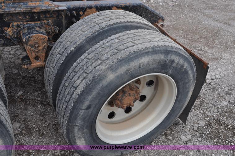 image for item F2037 2000 Volvo VNL semi truck