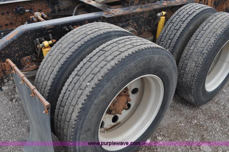 image for item F2037 2000 Volvo VNL semi truck