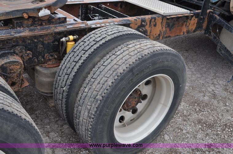 image for item F2037 2000 Volvo VNL semi truck