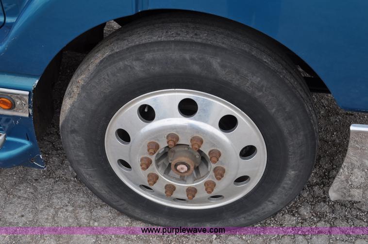 image for item F2037 2000 Volvo VNL semi truck