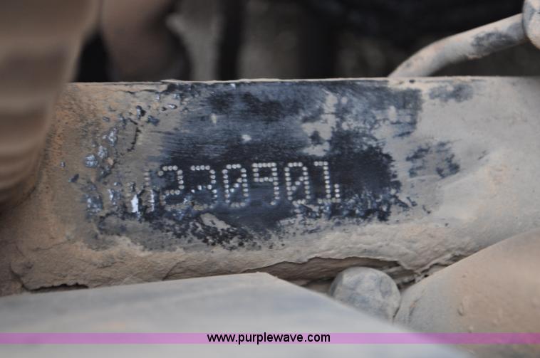 image for item F2037 2000 Volvo VNL semi truck