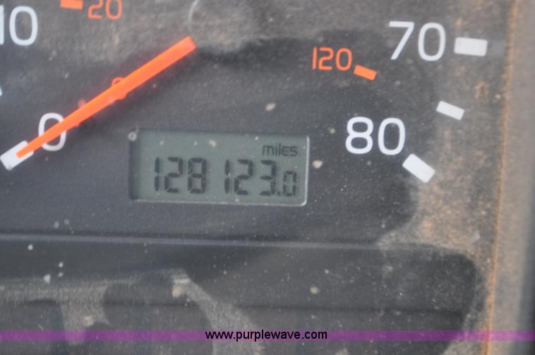 image for item F2037 2000 Volvo VNL semi truck