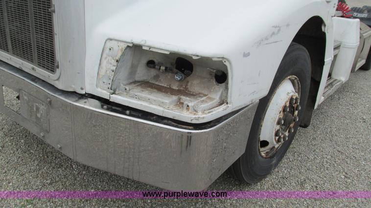 image for item G9282 1999 Peterbilt 377 semi truck