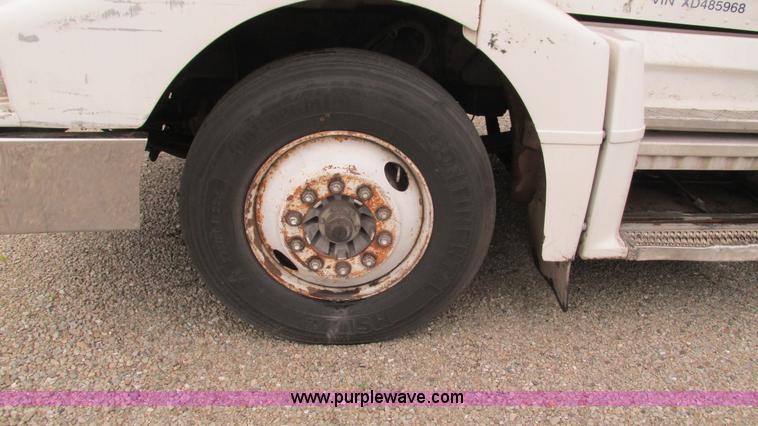 image for item G9282 1999 Peterbilt 377 semi truck