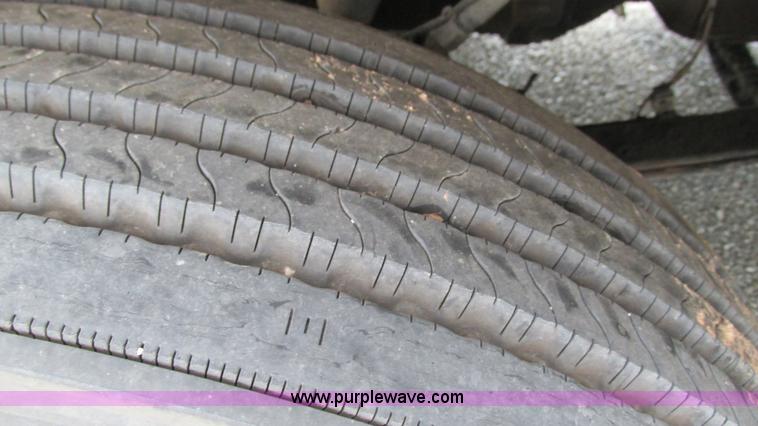 image for item G9282 1999 Peterbilt 377 semi truck