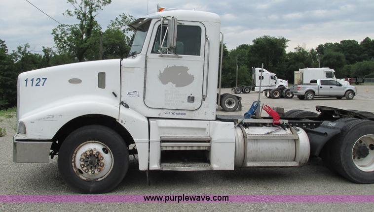 image for item G9282 1999 Peterbilt 377 semi truck