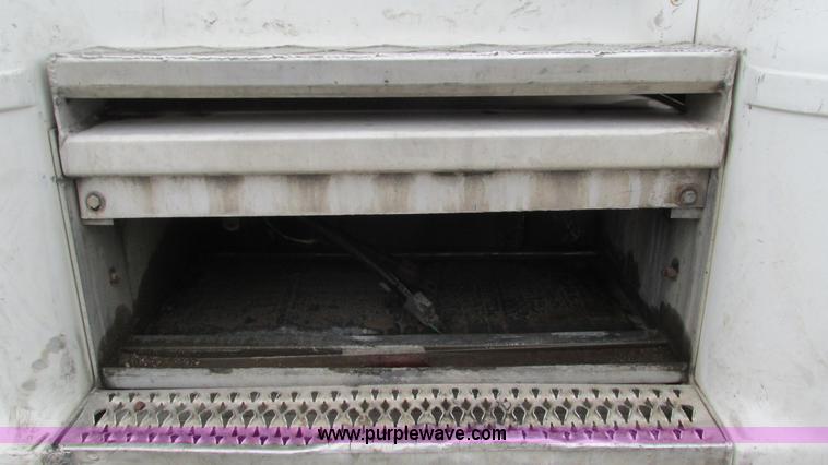 image for item G9282 1999 Peterbilt 377 semi truck