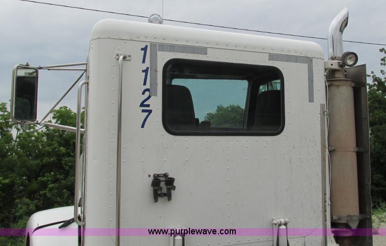 image for item G9282 1999 Peterbilt 377 semi truck