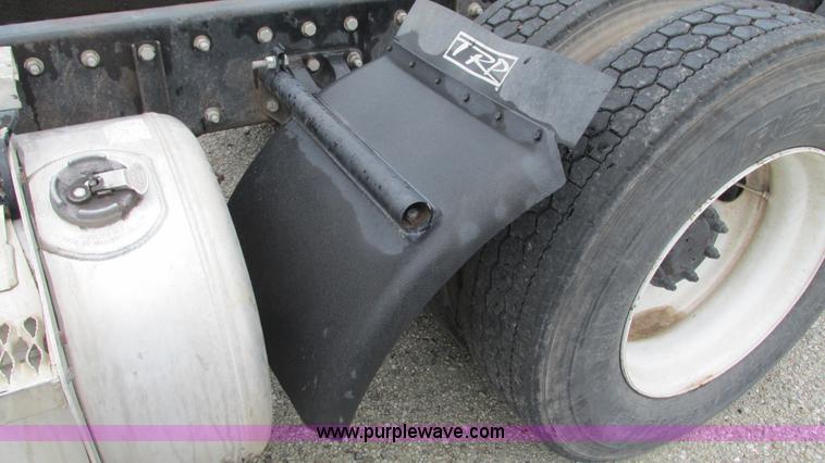 image for item G9282 1999 Peterbilt 377 semi truck