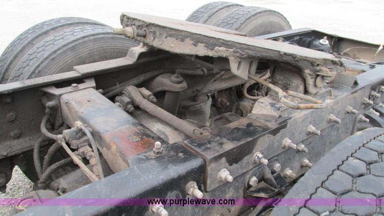 image for item G9282 1999 Peterbilt 377 semi truck