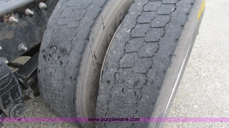 image for item G9282 1999 Peterbilt 377 semi truck