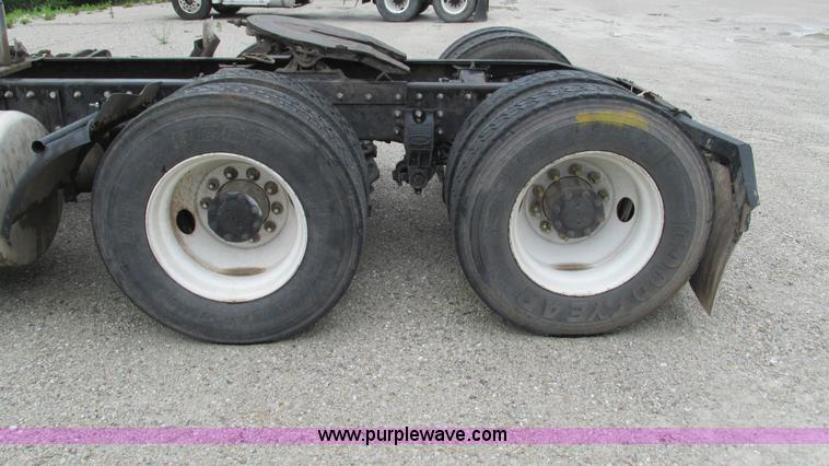 image for item G9282 1999 Peterbilt 377 semi truck