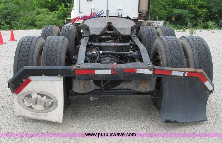 image for item G9282 1999 Peterbilt 377 semi truck