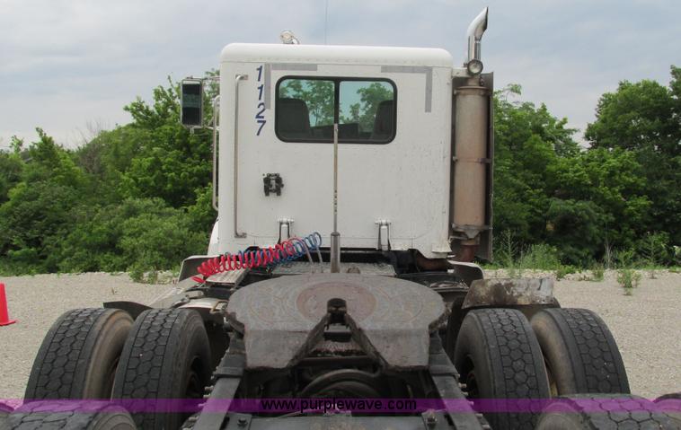 image for item G9282 1999 Peterbilt 377 semi truck