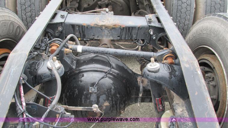 image for item G9282 1999 Peterbilt 377 semi truck