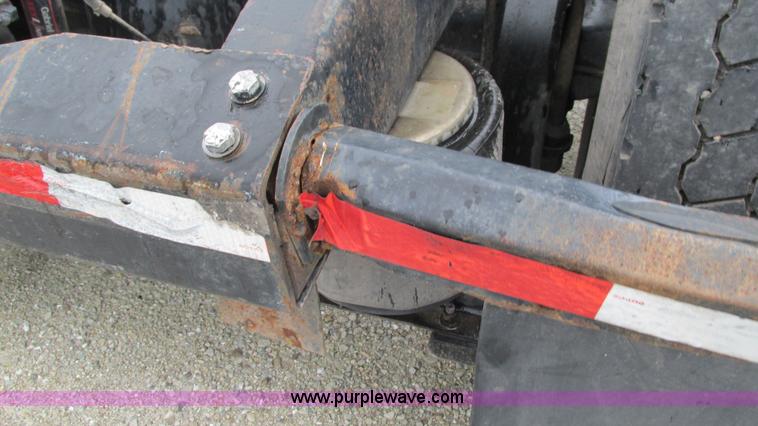 image for item G9282 1999 Peterbilt 377 semi truck