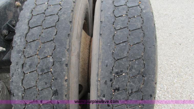 image for item G9282 1999 Peterbilt 377 semi truck