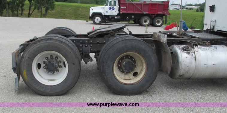 image for item G9282 1999 Peterbilt 377 semi truck