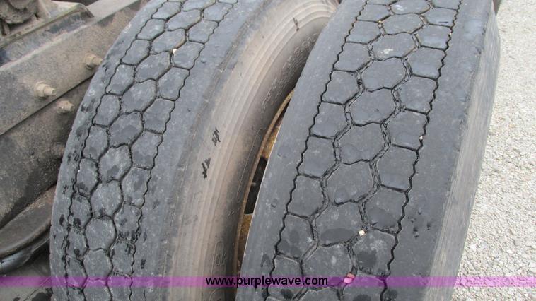 image for item G9282 1999 Peterbilt 377 semi truck