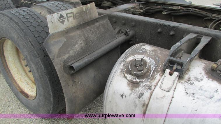 image for item G9282 1999 Peterbilt 377 semi truck