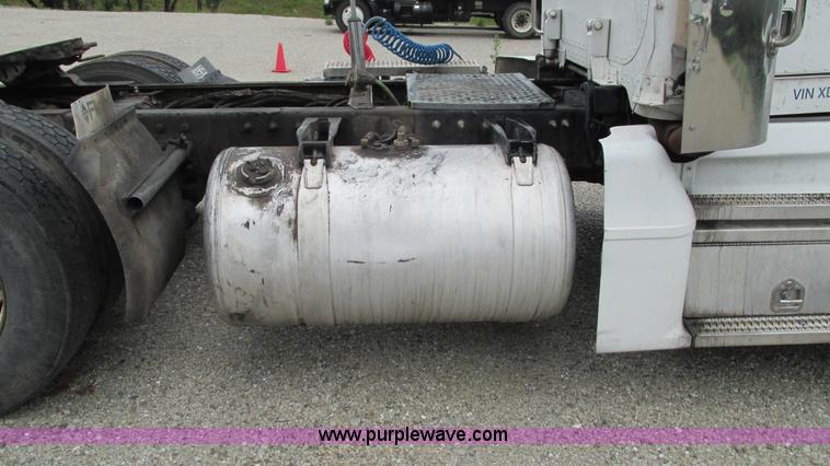 image for item G9282 1999 Peterbilt 377 semi truck