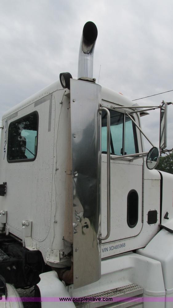 image for item G9282 1999 Peterbilt 377 semi truck