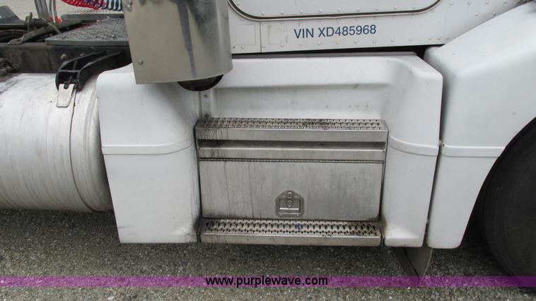 image for item G9282 1999 Peterbilt 377 semi truck