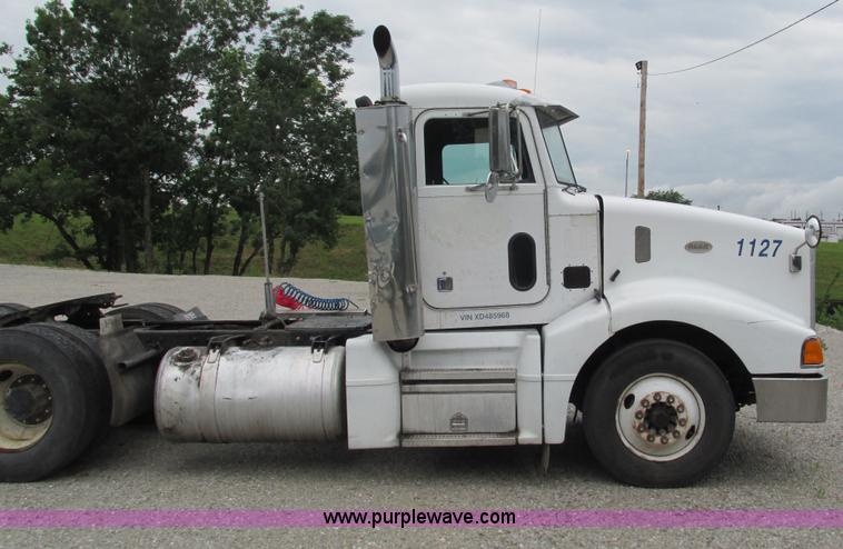 image for item G9282 1999 Peterbilt 377 semi truck