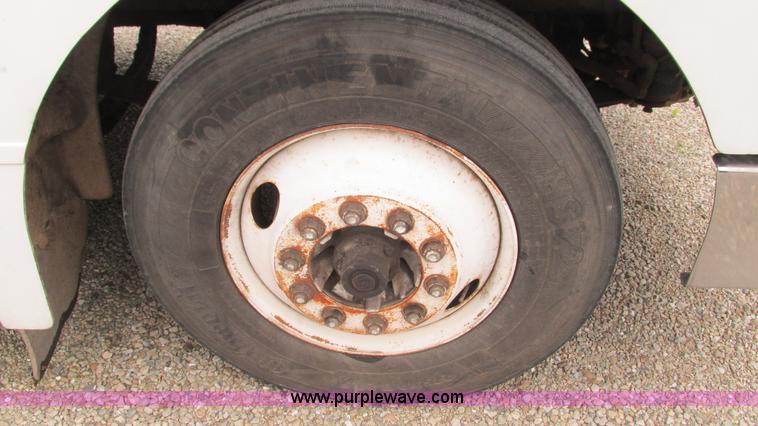 image for item G9282 1999 Peterbilt 377 semi truck